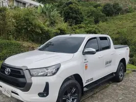 2025  Toyota Hilux - Image 8