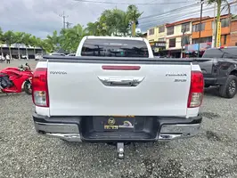 2017  Toyota Hilux - Image 12