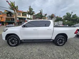 2017  Toyota Hilux - Image 10