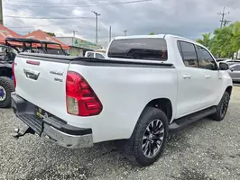 2017  Toyota Hilux - Image 11