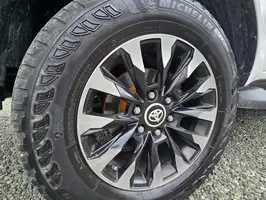 2017  Toyota Hilux - Image 13