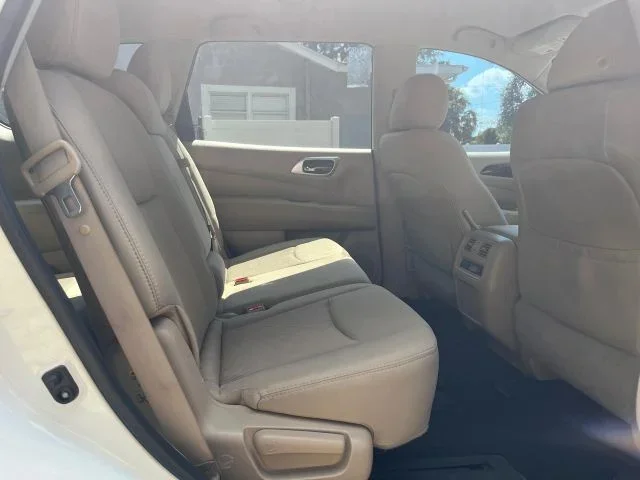 2017 Nissan Pathfinder (front three-quarter view)